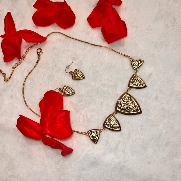 18” Gold Tone NECKLACE/EARRING SET - Picture 6 of 13